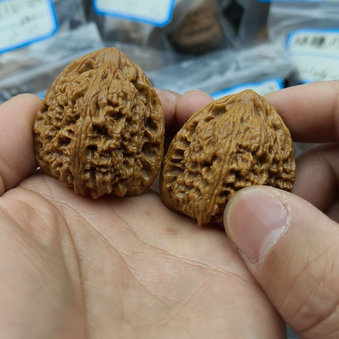 文玩核桃吊坠看了看