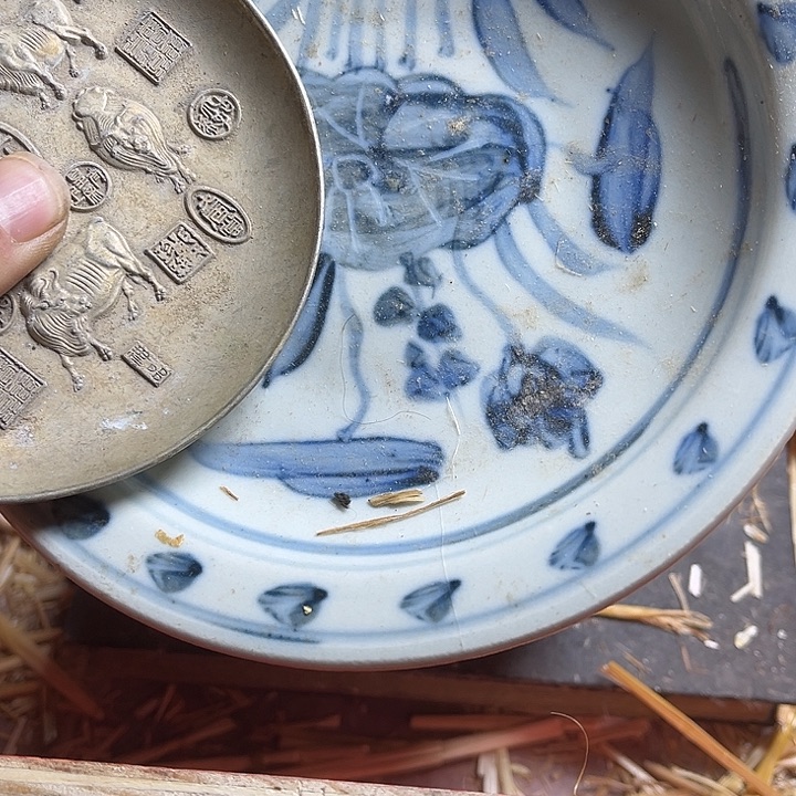 摆件瓷器吃去吃出气瓷器磁盘