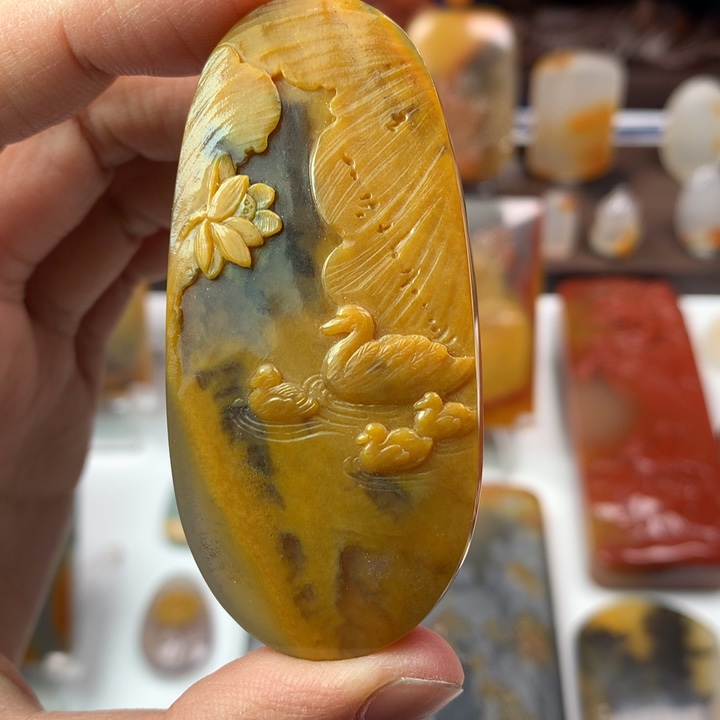 石英质玉（黄龙玉）颈饰未镶嵌
