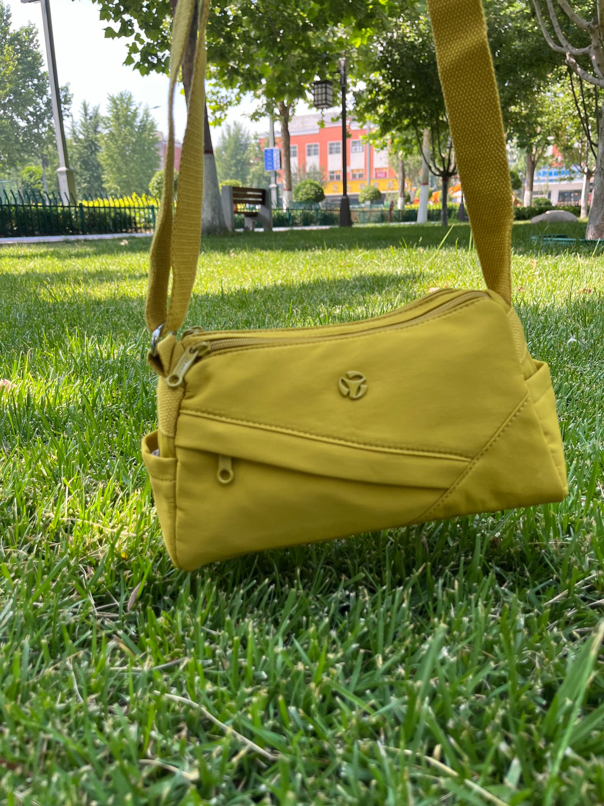 新款时尚单肩包休闲轻便单肩斜挎包百搭多口袋便携女包布包