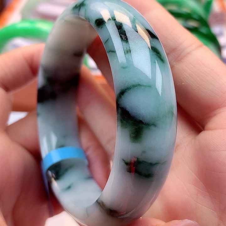 翡翠手镯未镶嵌翡翠