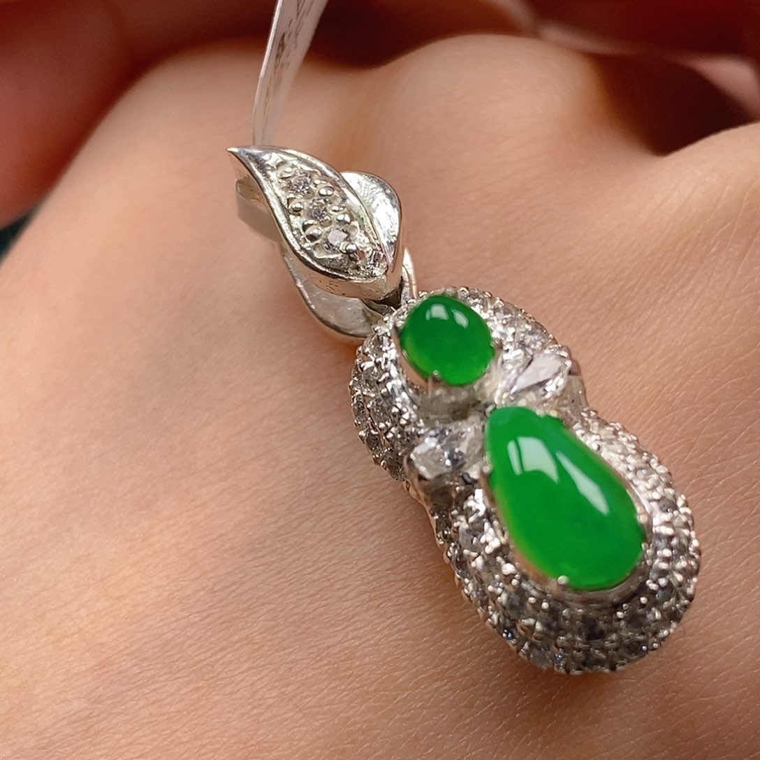 翡翠未镶嵌颈饰绿水滴