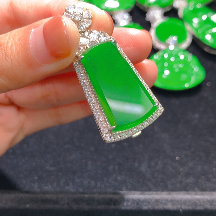 翡翠银S925镶嵌颈饰一个