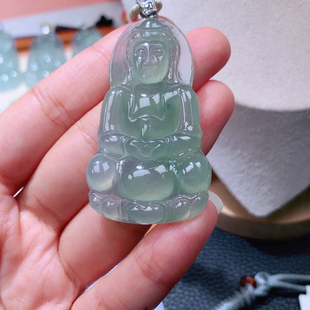 颈饰18K金镶嵌翡翠观音