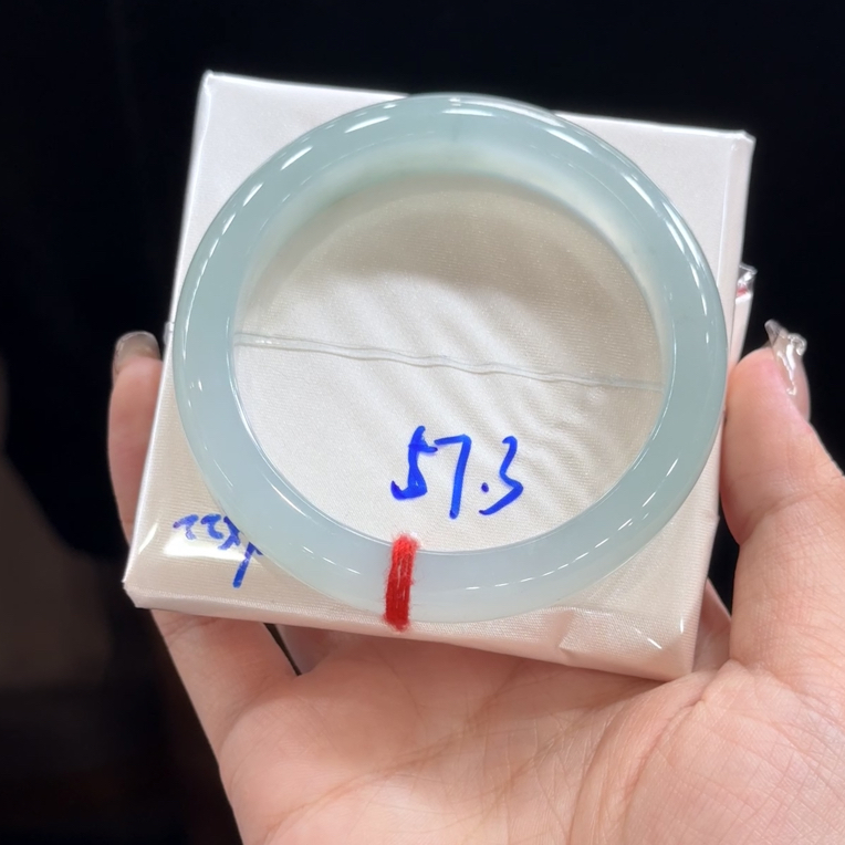 57.3正圈湖水蓝绿色胶底细腻翡翠手镯