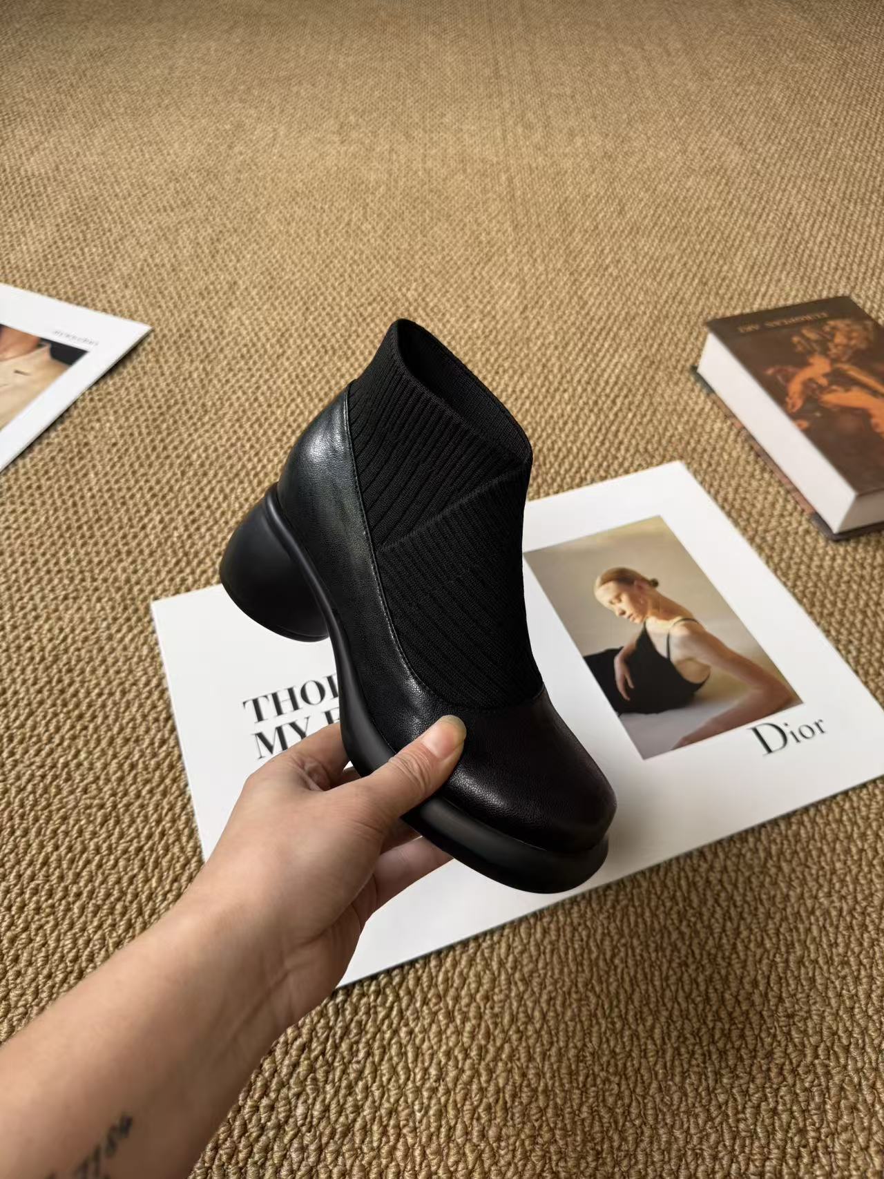 2025年新款厚底牛皮跟高6公分复古女靴时尚真皮百搭粗跟黑色休闲