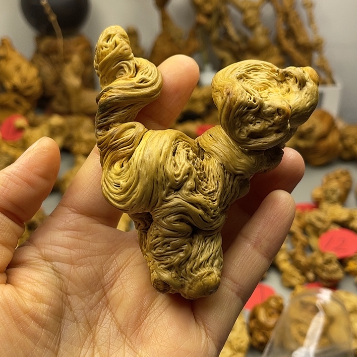 精品降龙木手把件