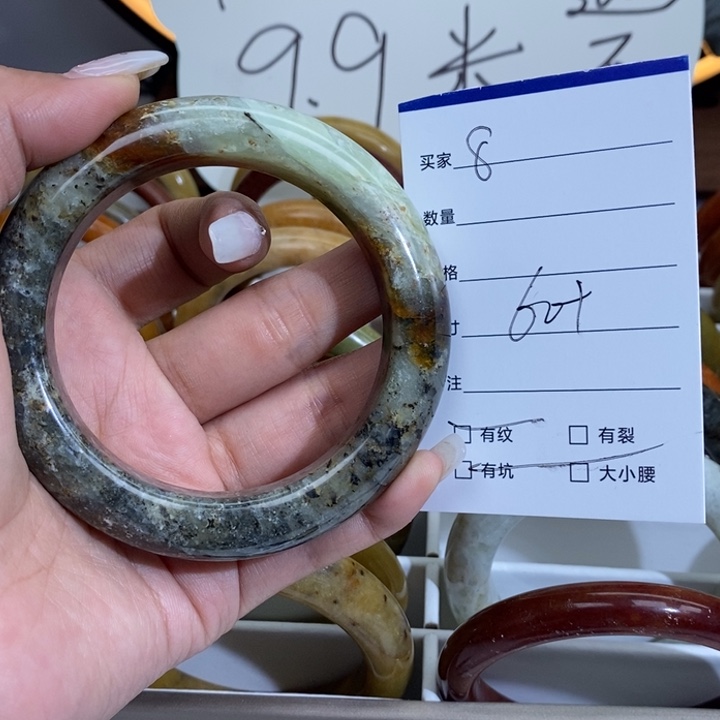 蛇纹石玉手镯未镶嵌不**弃