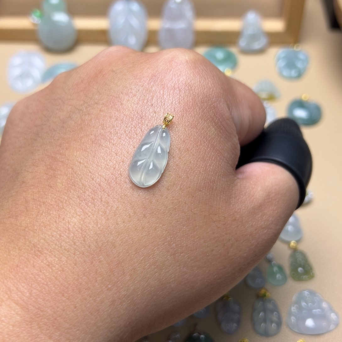 翡翠颈饰18K金镶嵌叶子