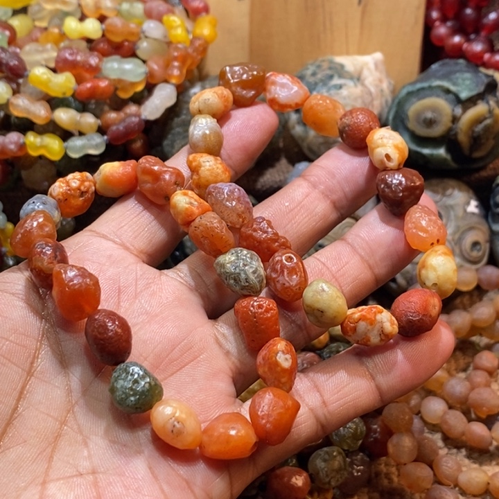 只买单纯的吊坠，没带链子，属的性质。戈壁石，戈壁石