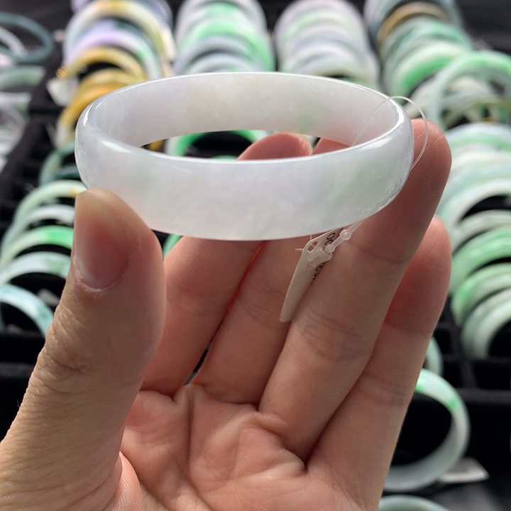 翡翠手镯未镶嵌翡翠