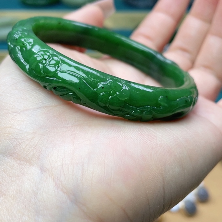 和田玉手镯58圈口。编号10未镶嵌