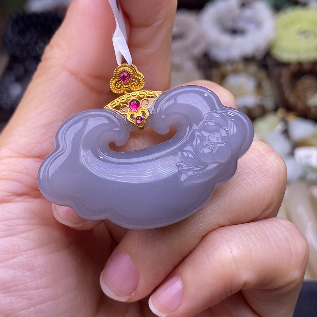 和田玉未镶嵌颈饰浓烟紫如意锁28.K金