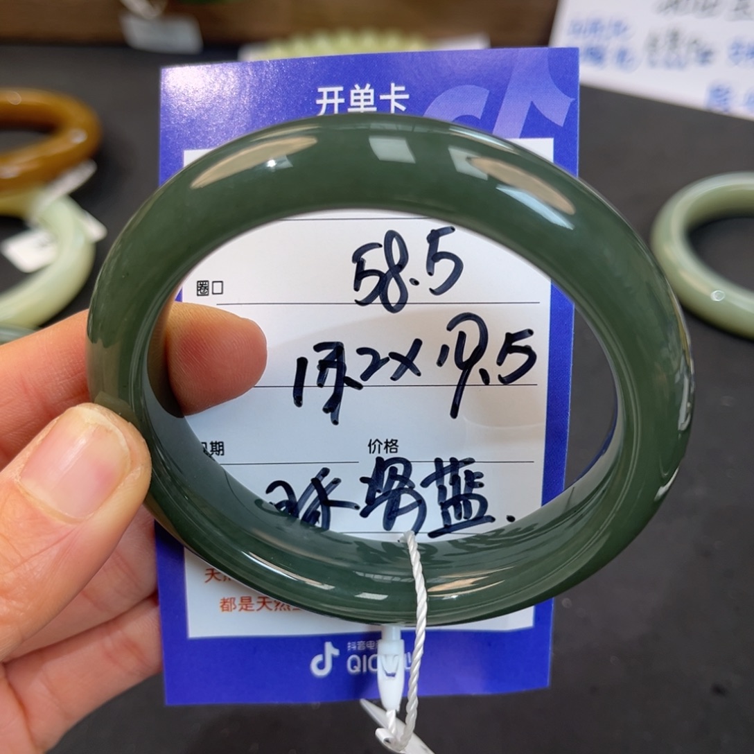 L***e和田玉未镶嵌手镯