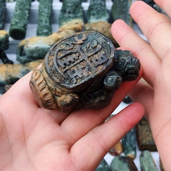 未镶嵌岫岩河磨玉（透闪石质玉）把件