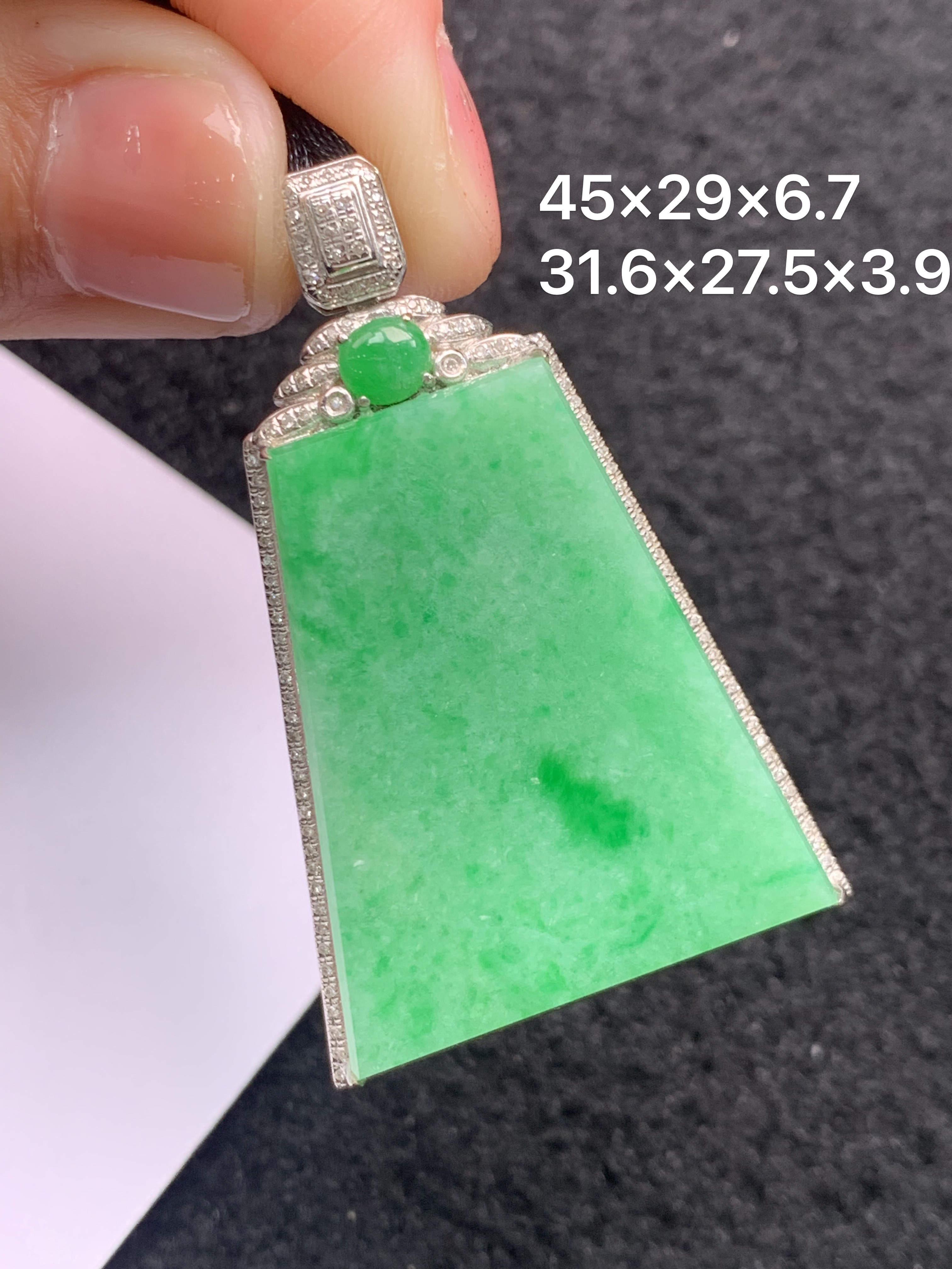 18K金镶嵌天然缅甸翡翠阳绿无事牌吊坠
