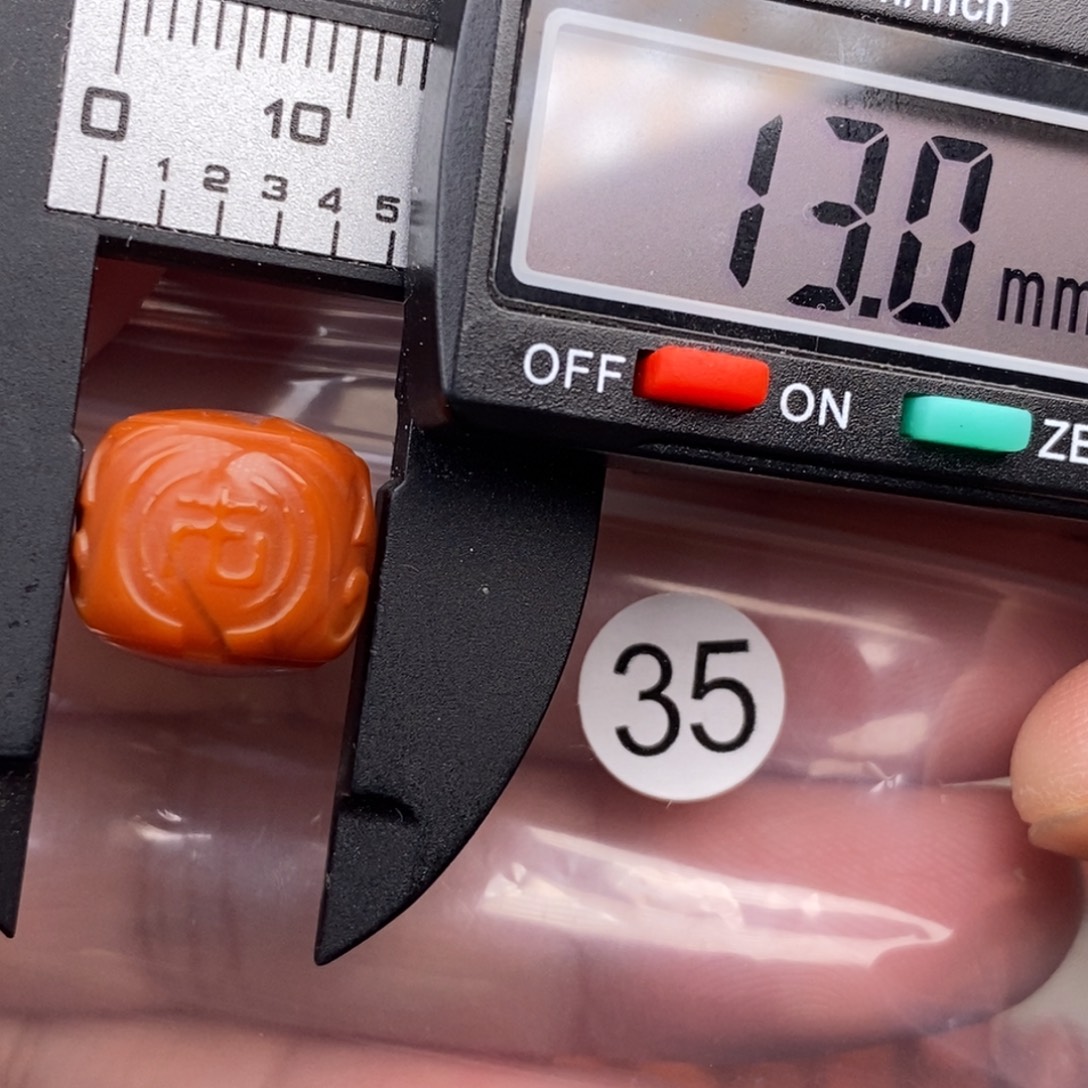 南红玛瑙未镶嵌配饰有瑕疵