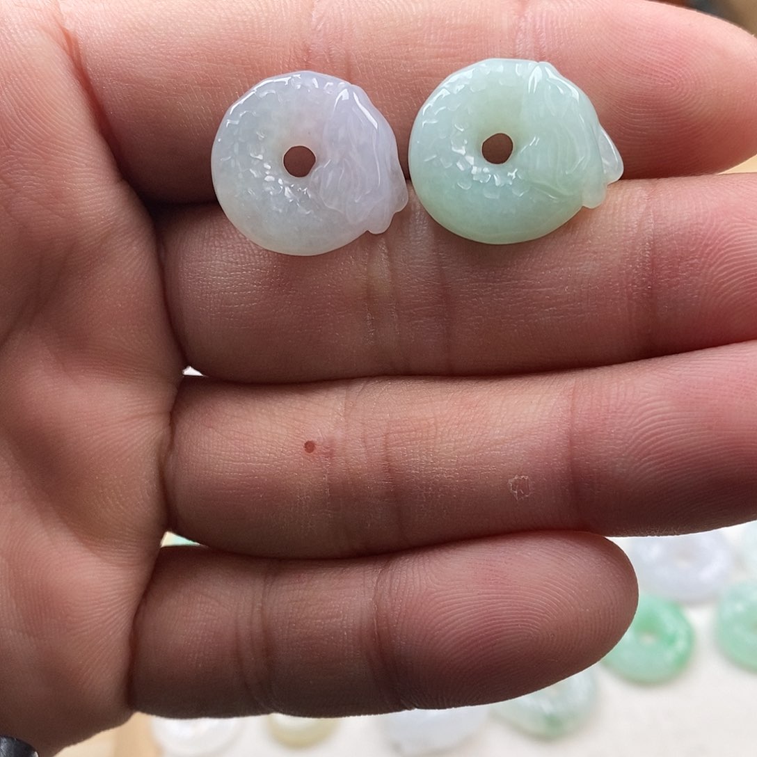 翡翠颈饰未镶嵌一**9龙圈