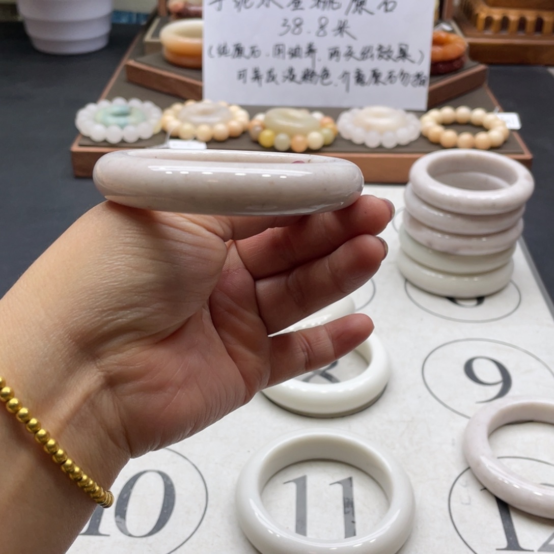 用***8石英岩玉未镶嵌手镯