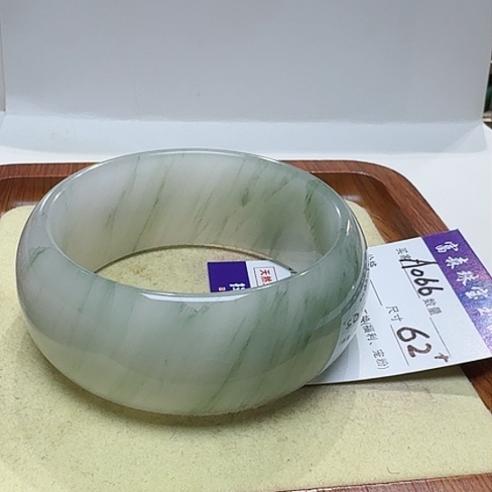 石英质玉手镯未镶嵌翠**。