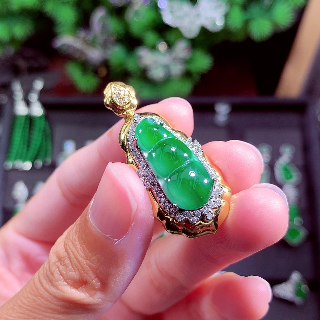 颈饰未镶嵌翡翠天然