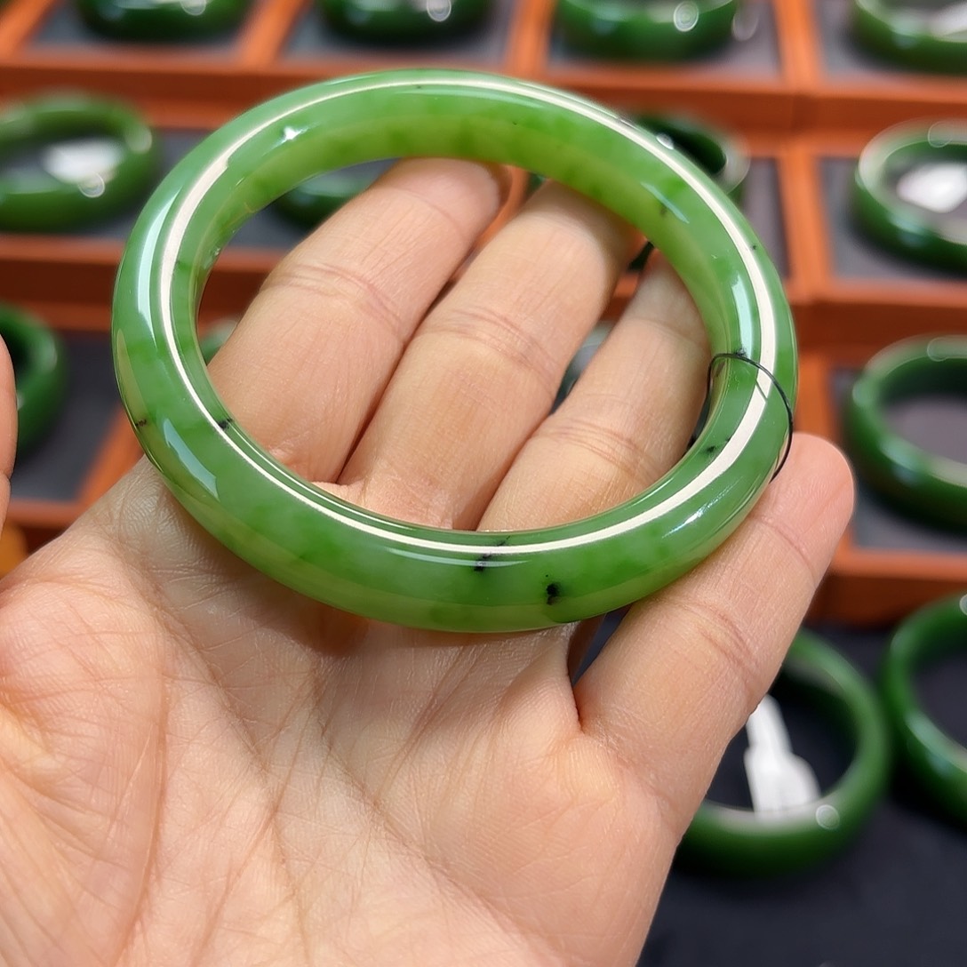 和田玉未镶嵌手镯苹果绿
