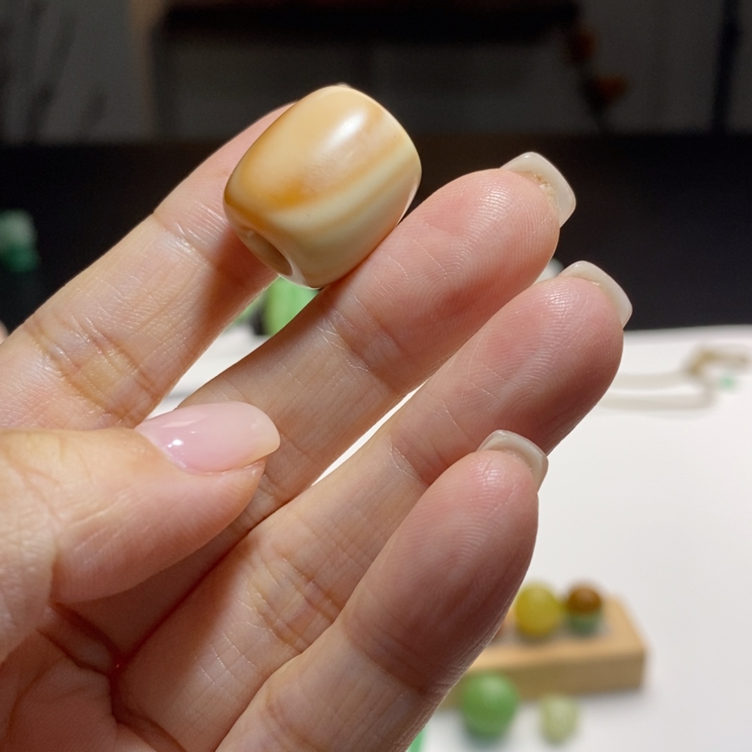 大***天石英质玉（缅黄）未镶嵌颈饰