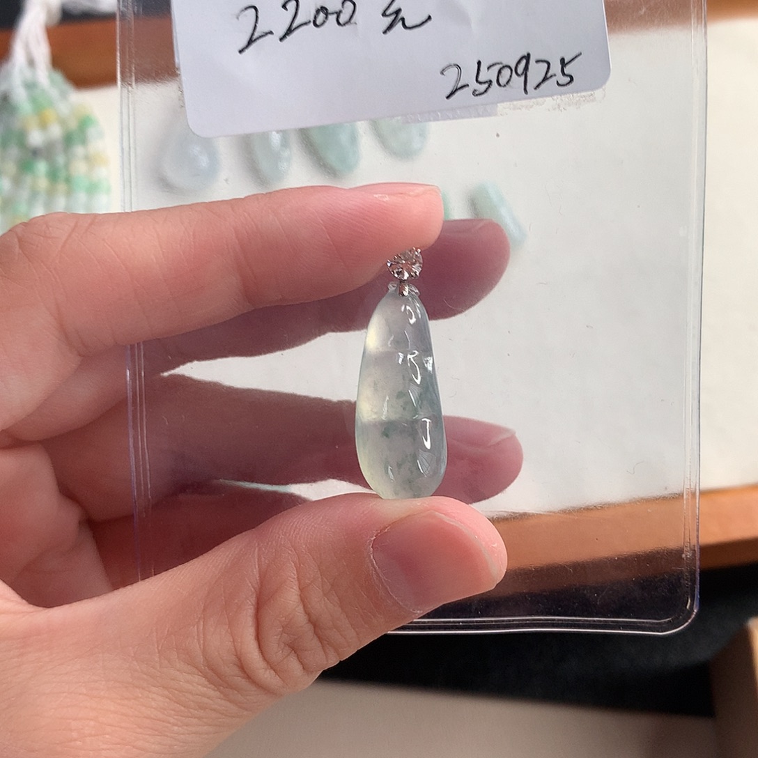翡翠未镶嵌颈饰豆