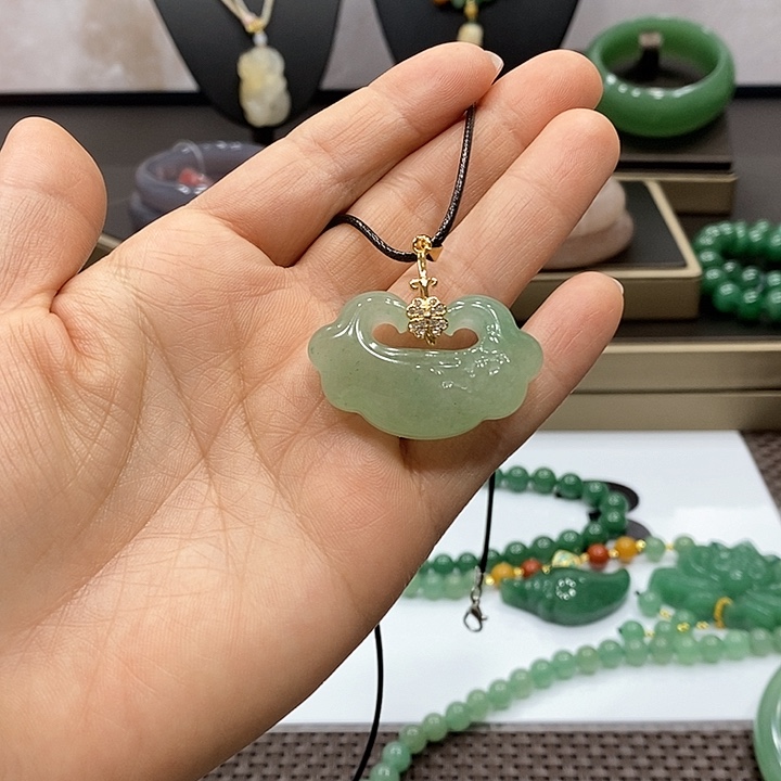 东陵石颈饰未镶嵌