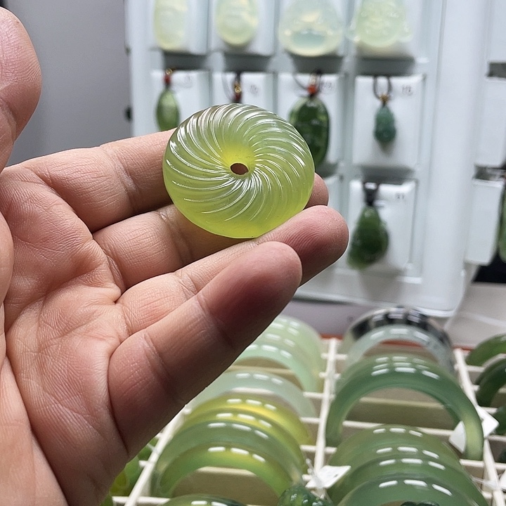 蛇纹石玉颈饰未镶嵌