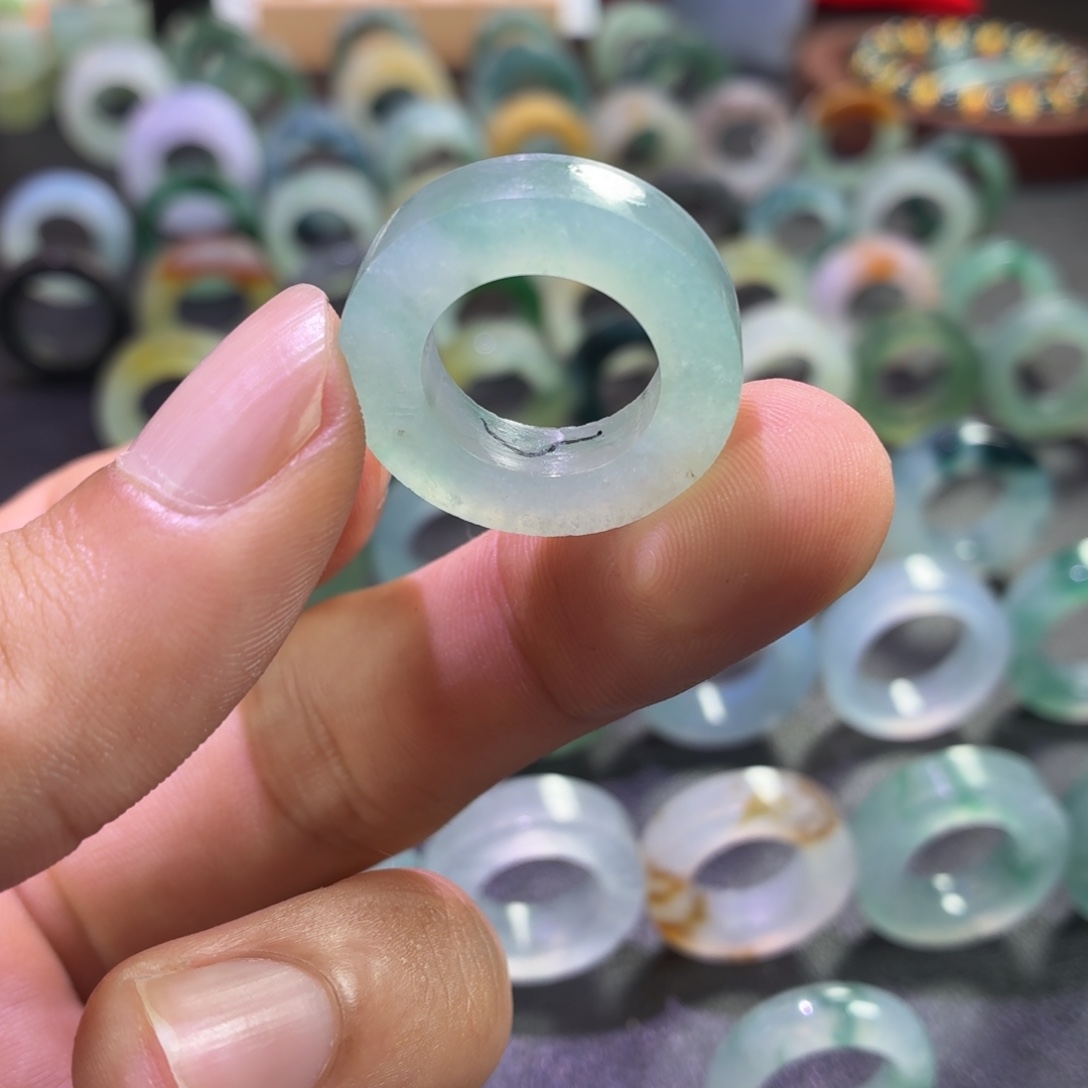 定制翡翠未镶嵌戒指有裂