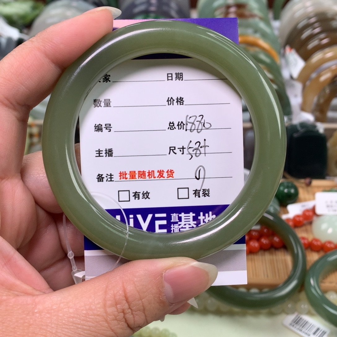 恒***心和田玉未镶嵌手镯