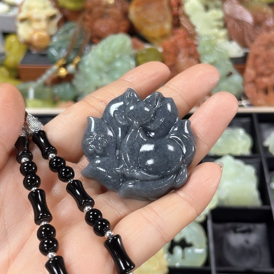 蛇纹石玉颈饰未镶嵌