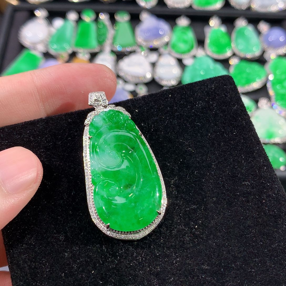 翡翠18K金镶嵌颈饰