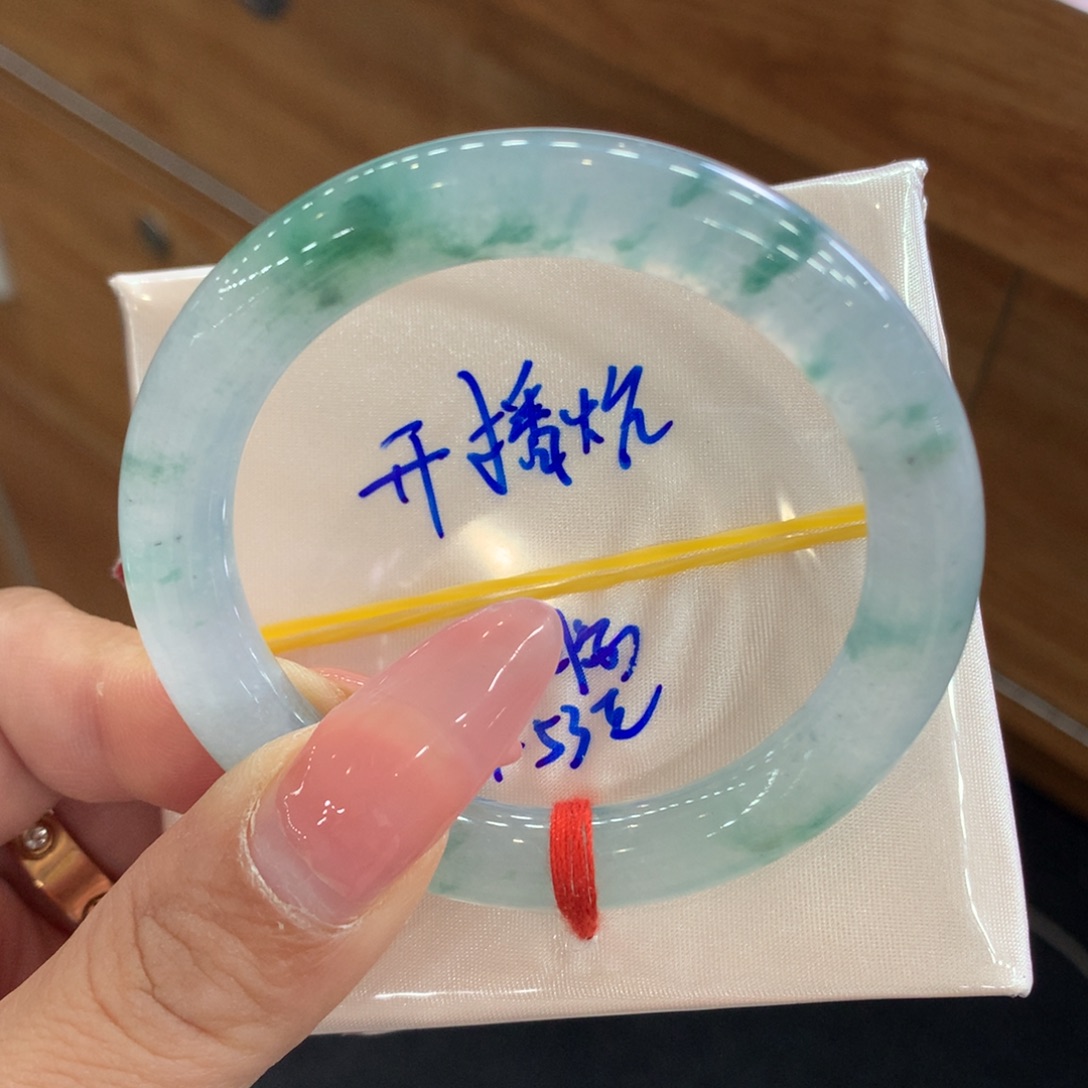 路***漫翡翠未镶嵌手镯52圆条，有纹裂