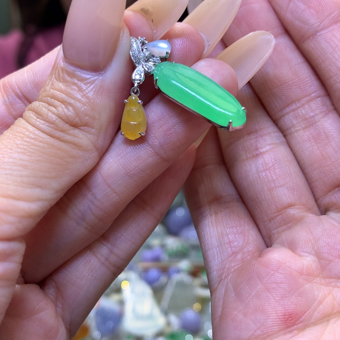 颈饰18K金镶嵌翡翠