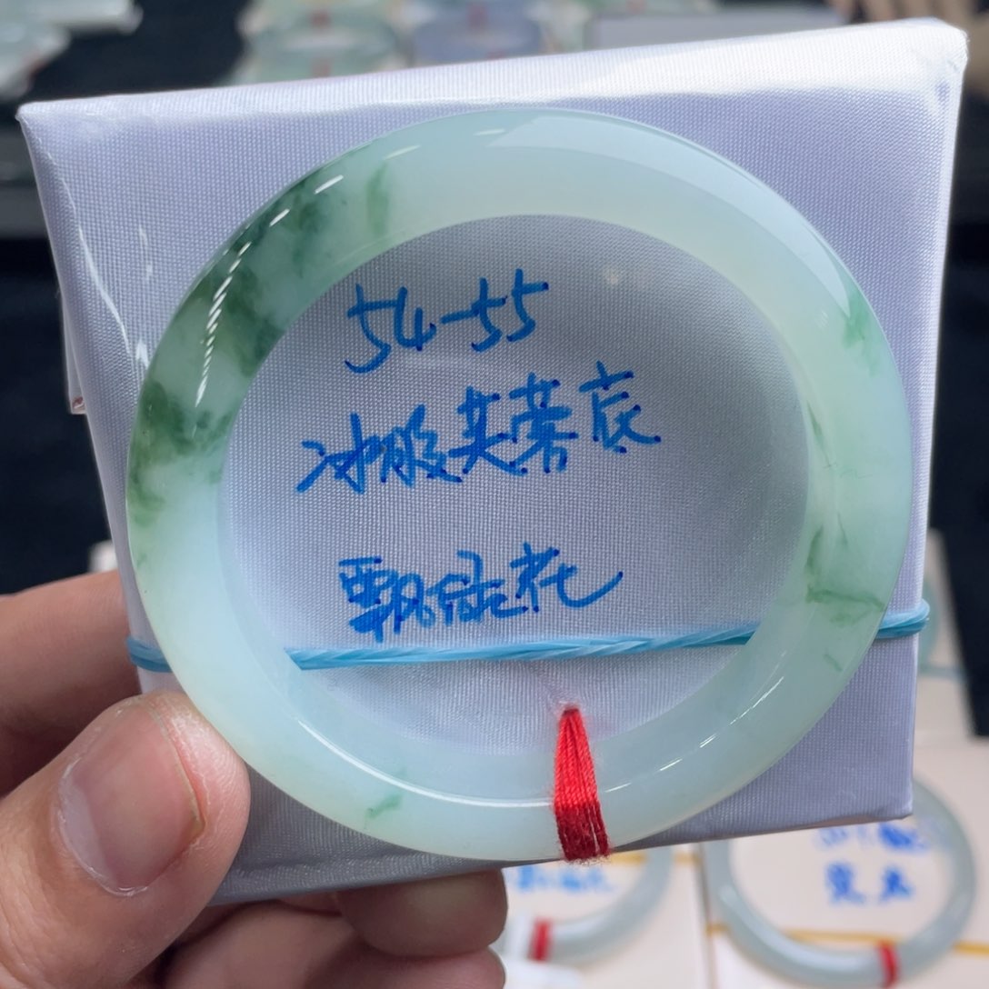翡翠手镯未镶嵌翡翠手镯