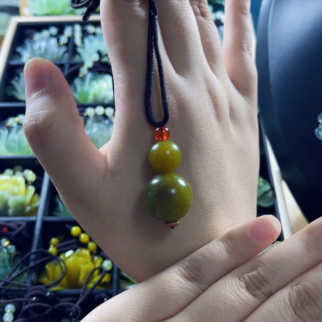 蛇纹石玉颈饰合金