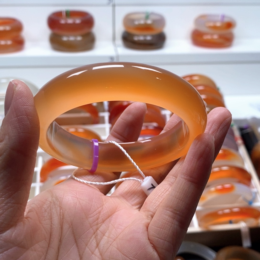 倪***亮玛瑙/玉髓手镯未镶嵌