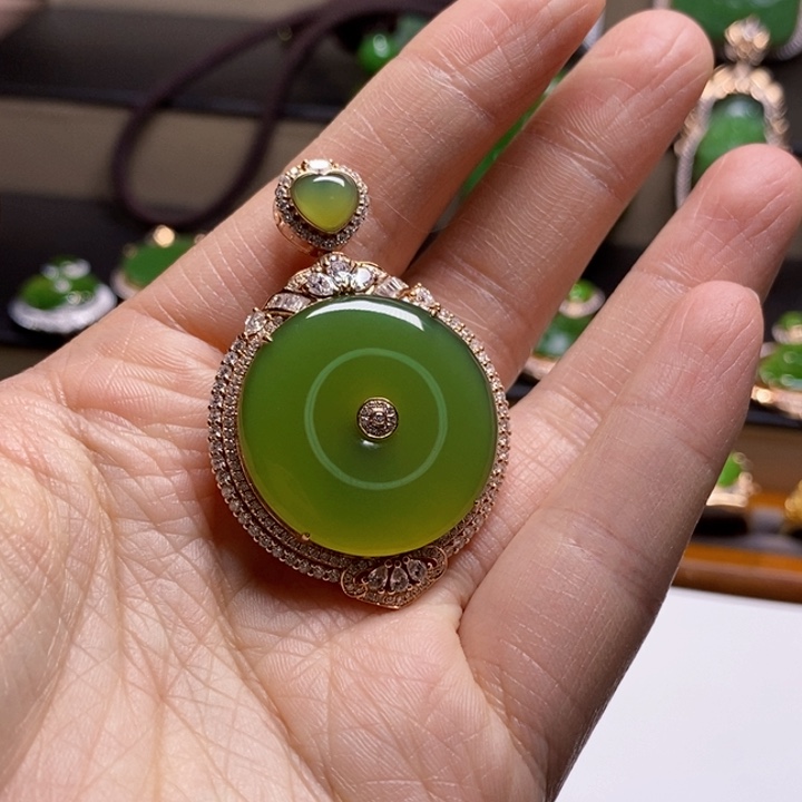 吊坠(不含链)18K金镶嵌和田玉张*：