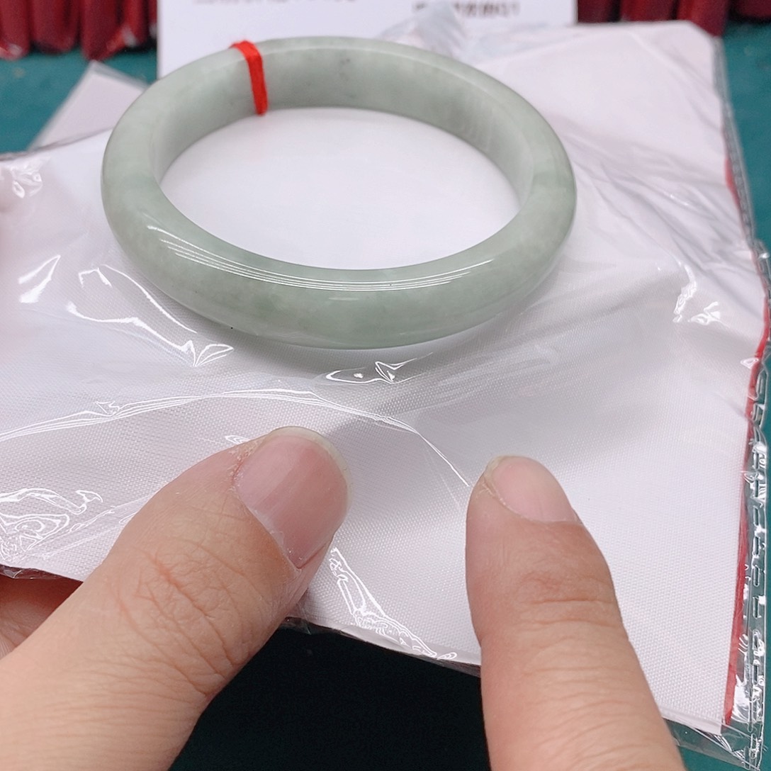 翡翠手镯未镶嵌时**人3888888888