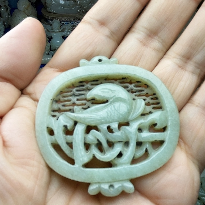 颈饰未镶嵌和田玉（青白玉）