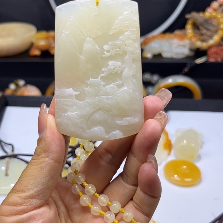 不***菜石英质玉（黄龙玉）未镶嵌颈饰