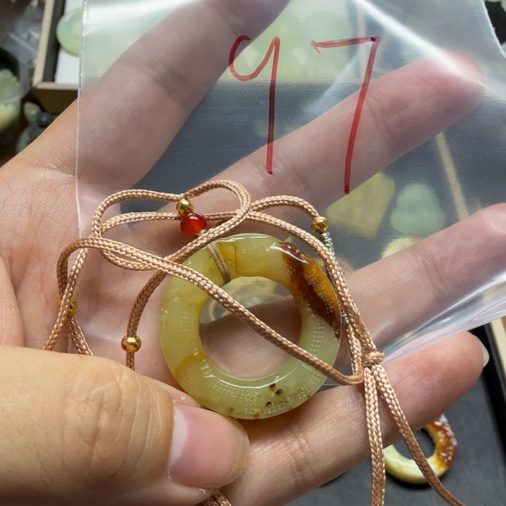 透闪石-蛇纹石玉吊坠未镶嵌