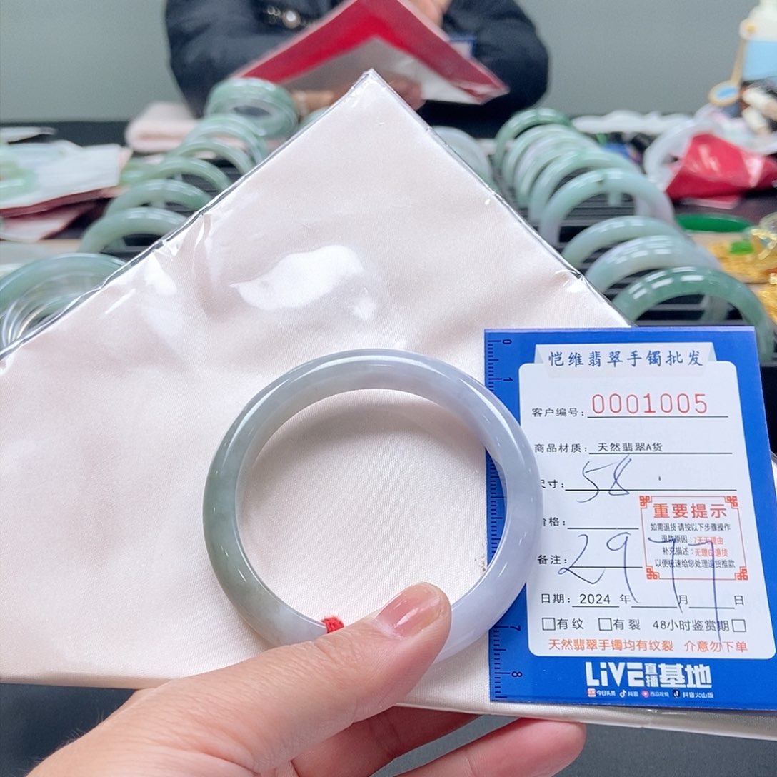 翡翠手镯未镶嵌早**?缅甸翡翠