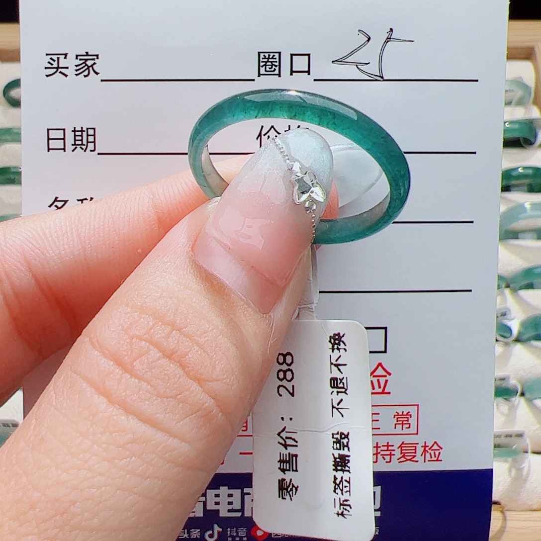 苏***大翡翠未镶嵌戒指天然