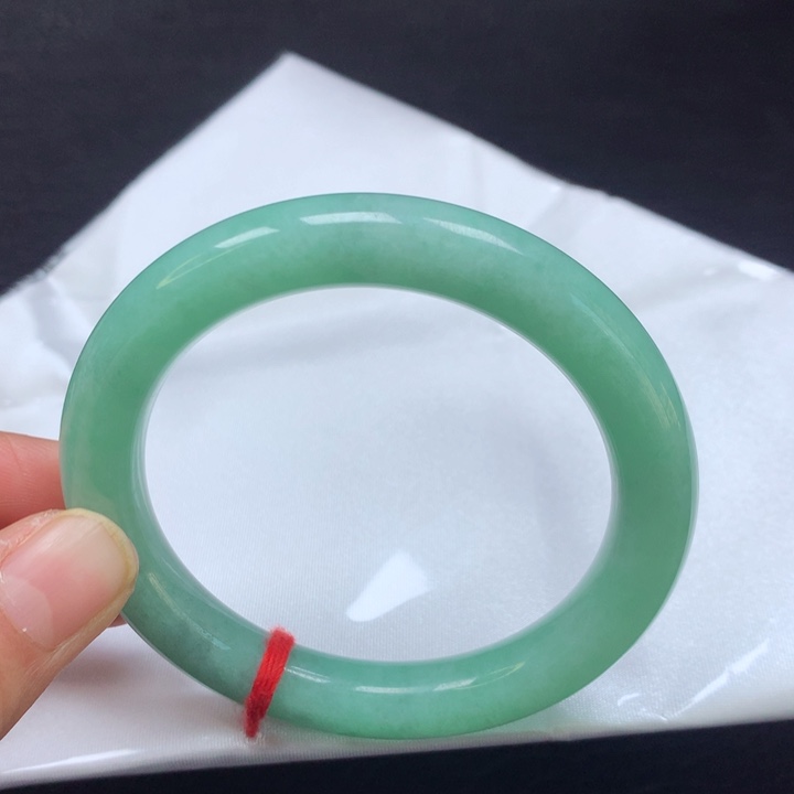 翡翠手镯（圆镯）未镶嵌55圈