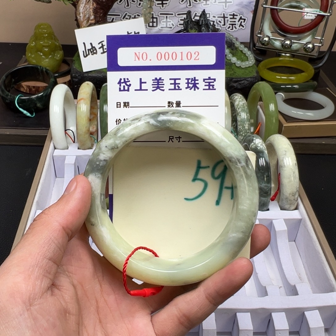蛇纹石玉未镶嵌手镯