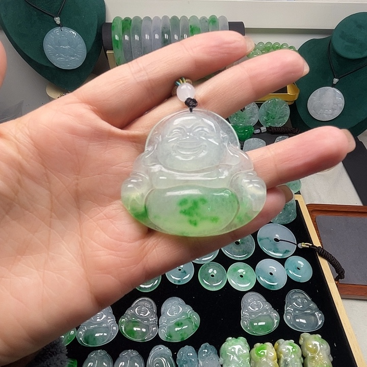 翡翠未镶嵌颈饰佛公