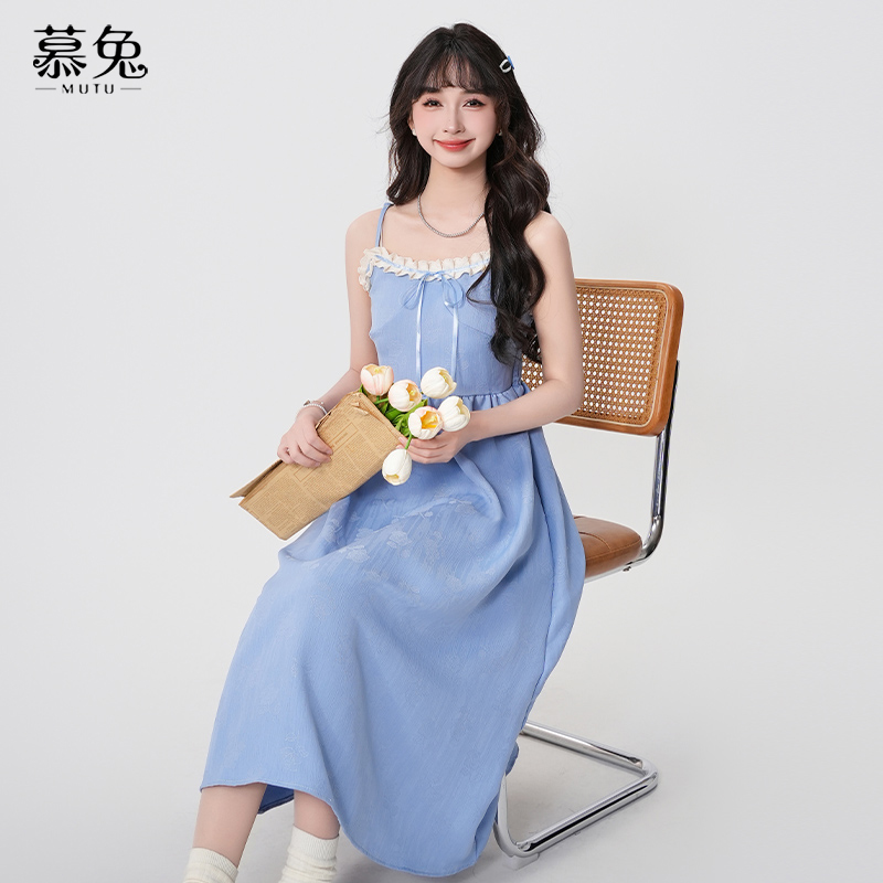 慕兔法式花边系带收腰吊带裙女2025春季新款高级感显瘦蓝色连衣裙